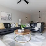 Modern Chic Condo In Midtown W Pool & Hot Tub